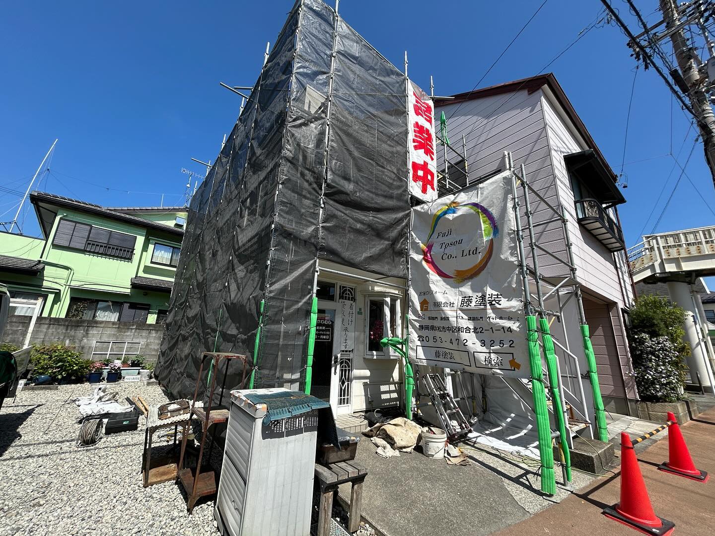 今日の塗装工事

浜松市中央区布橋のK様邸の
鉄骨階段の溶接工事を行いました。

鉄骨階段の塗装剥がれや
錆が目立ちます。

階段の踏み板の補強には
スチールLアングルを使用しました。

溶接にてガッチリ補強できました！

これから塗装をして、
鉄骨階段をよみがえらせます！！